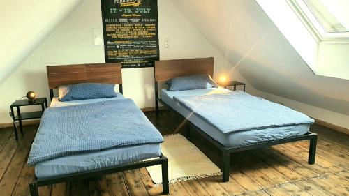 two twin beds in a room with a attic at FRANKES CITY SLEEP Apartment, 6 Einzelbetten in Velbert