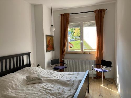En eller flere senge i et værelse på Gästewohnung Mosbach