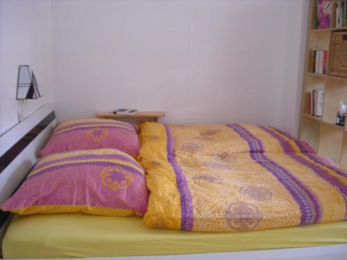 ein Bett mit zwei Kissen darauf in einem Schlafzimmer in der Unterkunft Ferienhaus Mauseloch in Kaub