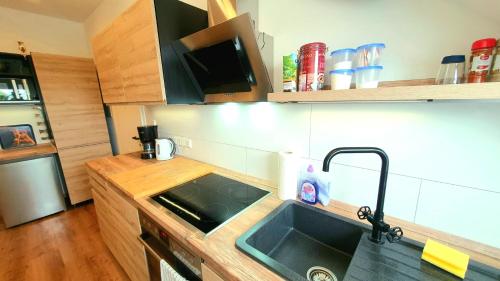 a small kitchen with a sink and a microwave at FRANKES CITY SLEEP Apartment, 6 Einzelbetten in Velbert