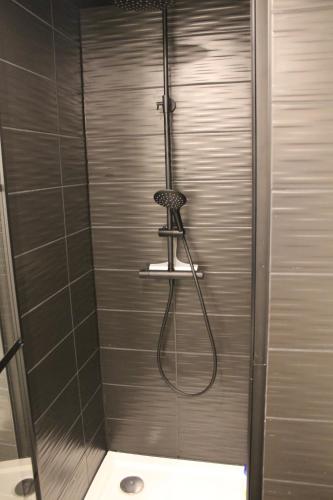 La salle de bains est pourvue d'une douche. dans l'établissement Melrose 0301, à Middelkerke