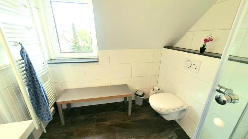 a small bathroom with a toilet and a window at FRANKES CITY SLEEP Apartment, 6 Einzelbetten in Velbert