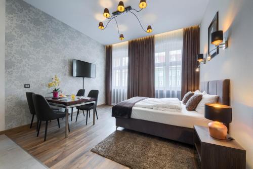 sypialnia z łóżkiem i stołem z krzesłami w obiekcie Abba Apartments we Wrocławiu
