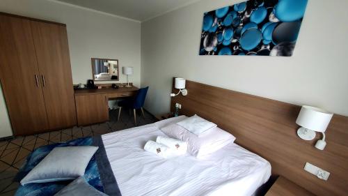 Una cama o camas en una habitación de Hotel Gromada Pila