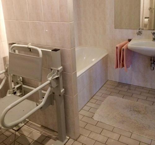 Un baño con inodoro, lavabo y bañera. en Eikenburg B&B, en Eindhoven