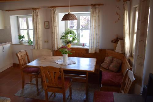 a dining room with a wooden table and chairs at Apartments Bed & Breakfast Brückner in Willanzheim