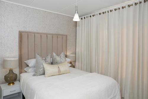 Ένα ή περισσότερα κρεβάτια σε δωμάτιο στο LuxAid Apartment