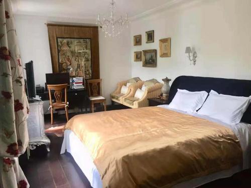 a bedroom with a large bed and a couch at Appart luxueux 3+1 pcs avec jardin à 3 km de Paris in Sèvres