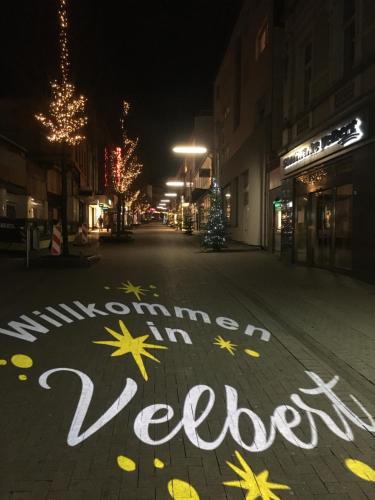 an empty street at night with a sign that says immigration in vancouver at FRANKES CITY SLEEP Apartment, 6 Einzelbetten in Velbert