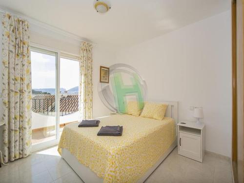 sypialnia z łóżkiem i dużym oknem w obiekcie 3504 Imperial Park Spa Resort, Calpe w mieście Calpe