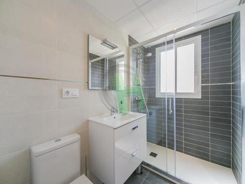łazienka z toaletą, umywalką i prysznicem w obiekcie 3504 Imperial Park Spa Resort, Calpe w mieście Calpe