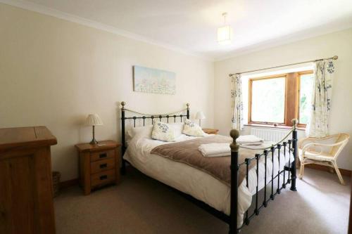 1 Friary Cottages, Appleby-in-Westmorland في أبليبي: غرفة نوم بسرير كبير ونافذة