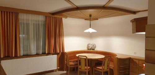 eine Küche mit einem Tisch und Stühlen sowie ein Esszimmer in der Unterkunft Ferienwohnung Heidi in Absam