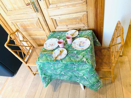 uma mesa com pratos de comida em cima em Rooms & Loft De Post em Gavere
