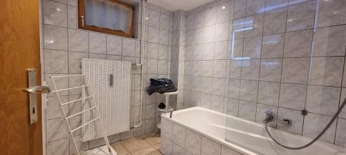Das Bad ist mit einer Dusche und einer Badewanne ausgestattet. in der Unterkunft Haus H Stangassinger Apartments in Berchtesgaden