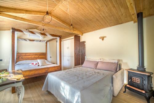 - une chambre avec 2 lits et un poêle à bois dans l'établissement L'Agrifoglio di Assisi Residenza di Campagna, à Assise