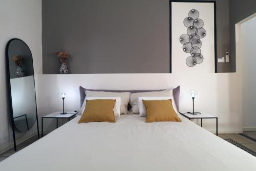 une chambre avec un grand lit blanc avec deux tables dans l'établissement Le stanze di Bianca, à Palerme