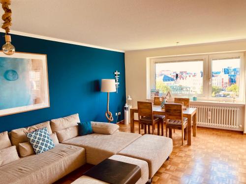 ein Wohnzimmer mit einem Sofa und einem Esszimmer in der Unterkunft COAST HOUSE Dünenloft in Bremerhaven