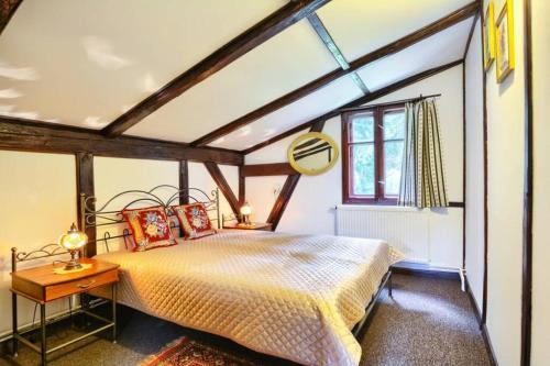a bedroom with a bed and a window at Chata Kataryniarza in Karłów