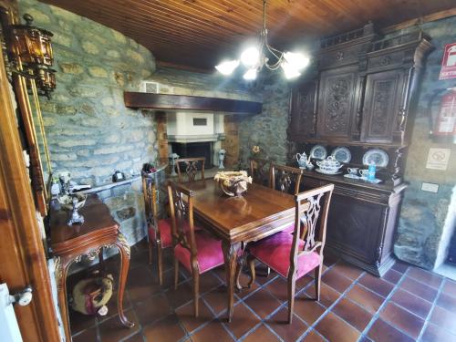 a dining room with a wooden table and chairs at Casa de Cacheiro - Silleda in Silleda