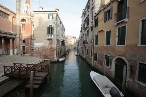 a canal between two buildings with boats in the water at Alla Vigna - Room Only in Venice