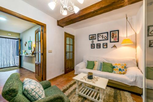 カピレイラにあるCasa abuela pilarのソファとテーブルのあるリビングルーム