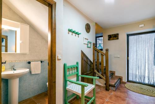 カピレイラにあるCasa abuela pilarのバスルーム(洗面台、階段付)