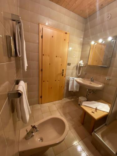 Vonios kambarys apgyvendinimo įstaigoje Hotel Garni LIVING