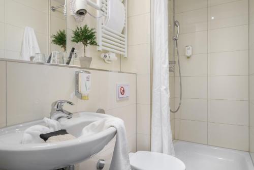 Bathroom sa Hotel Norddeutscher Hof