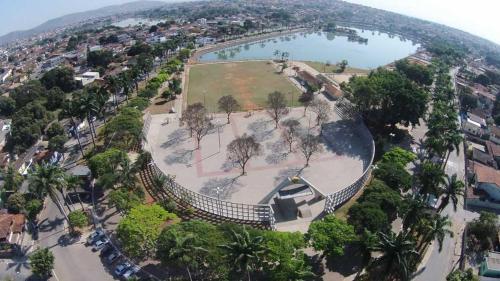 einen Luftblick auf einen Park neben einem See in der Unterkunft Kitnet - Apart Hotel 3 in Sete Lagoas