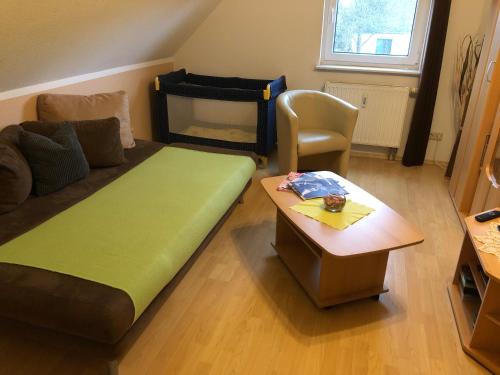 ein Wohnzimmer mit einem Sofa und einem Tisch in der Unterkunft Ferienhaus Zur Heide - Obergeschoss in Radibor