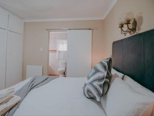 Postel nebo postele na pokoji v ubytování Beesdam Guesthouse