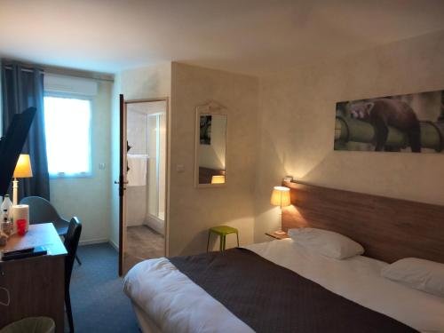 Llit o llits en una habitació de Hotel Au Sans Souci