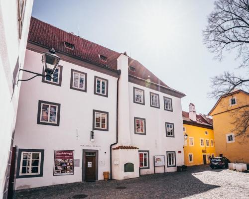 a white building with a red roof at Klášterní apartmány in Český Krumlov