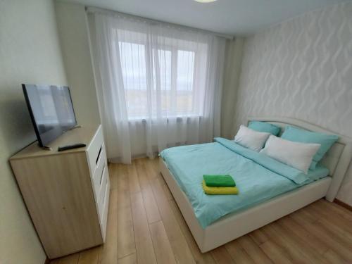 スィクティフカルにあるComfort Apartmentsの小さなベッドルーム(ベッド1台、テレビ付)