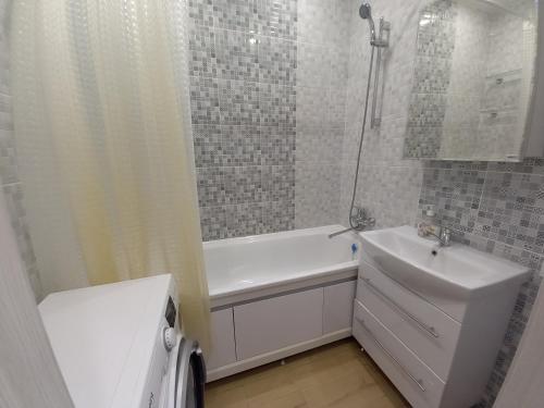 スィクティフカルにあるComfort Apartmentsのバスルーム(バスタブ、洗面台、トイレ付)