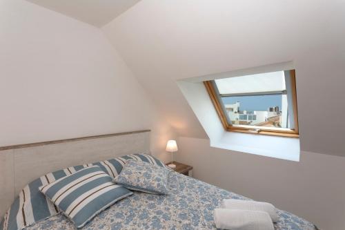 a bedroom with a bed and a window at Nautilus Atico, 3 dormitorios, puerto, by Bookindenia in Denia