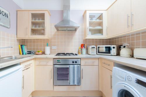 Una cocina o zona de cocina en Spacious split level flat in great location