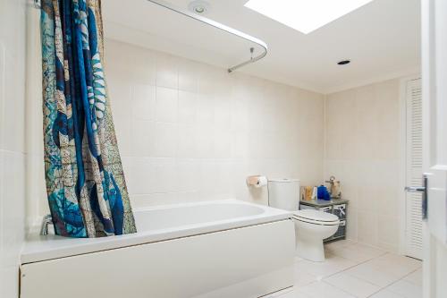 Koupelna v ubytování Spacious split level flat in great location