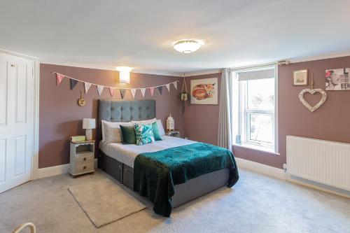 سرير أو أسرّة في غرفة في Spacious split level flat in great location