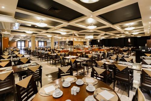 une grande salle à manger avec des tables et des chaises dans l'établissement Wish Serrano Resort, à Gramado