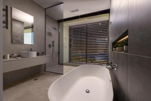 Et badeværelse på Rock Bay Villas - Luxury Villas in Crete