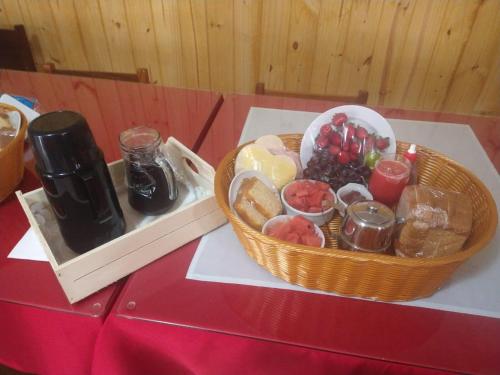 ein Korb mit Brot und Obst auf dem Tisch in der Unterkunft Pousada Villa Romantica in Nova Petrópolis