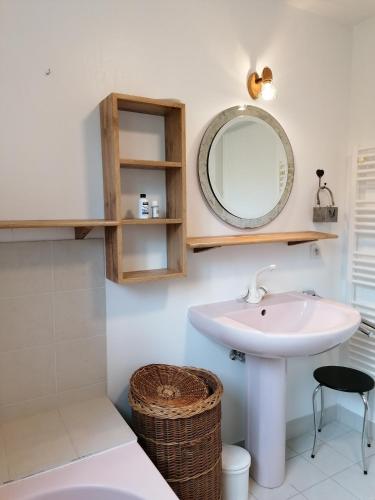une salle de bain avec un lavabo et un miroir dans l'établissement Chalet Erminea, à Chamonix-Mont-Blanc
