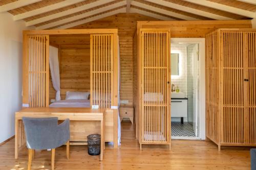 ein Schlafzimmer mit einem Bett und einem Schreibtisch in einem Zimmer in der Unterkunft APA Mountain Lodge in Antalya