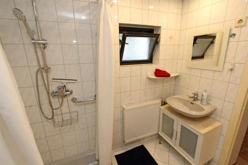 ユッケリッツにあるFerienwohnung Ueckeritz USE 1281の白いバスルーム(シンク、シャワー付)