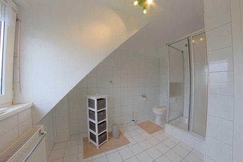 een badkamer met een douche en een toilet bij MU32a Dachgeschoss in Dorum Neufeld