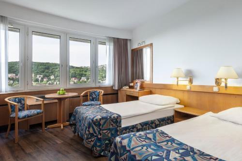 Un pat sau paturi într-o cameră la Hotel Budapest
