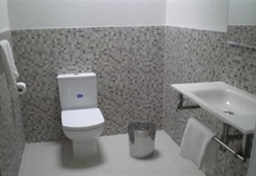 ein Badezimmer mit Toilette und Waschbecken in der Unterkunft A modern villa with a large solari in Rojales