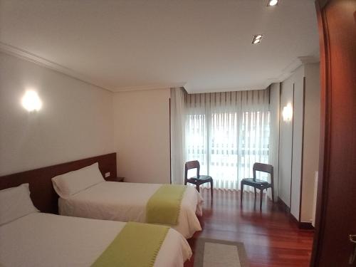 pokój hotelowy z 2 łóżkami i oknem w obiekcie Apartamento Ana con garaje w mieście Éibar